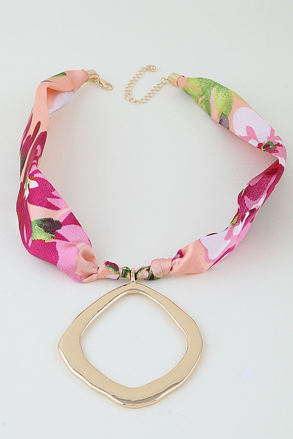 Hammered Pendant Fabric Necklace
