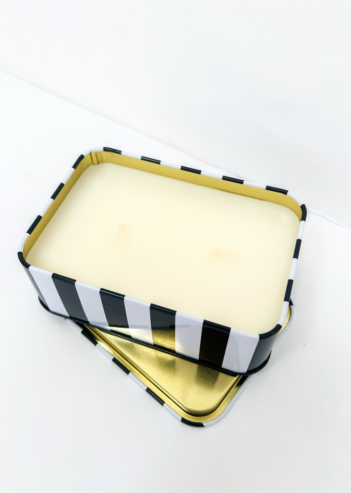 Black/White Tin Candle - Wild Fig & Cedar