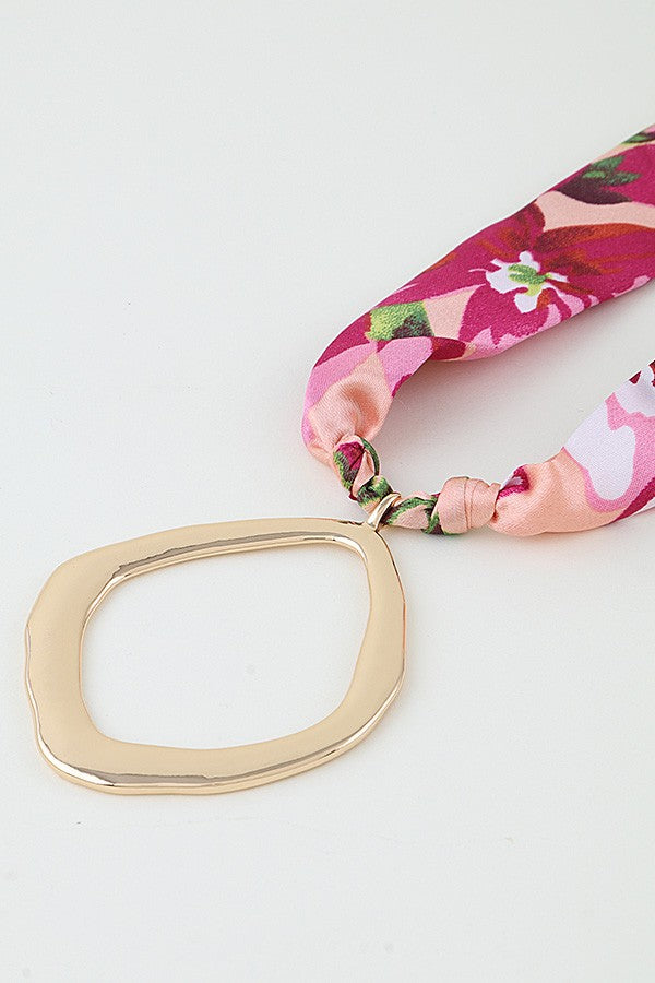 Hammered Pendant Fabric Necklace