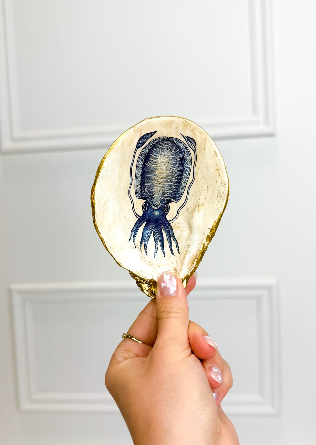 Shell Shaped Dish W/ Sea Image